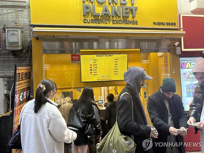 '문전성시' 이룬 환전소 (서울=연합뉴스) 최혜정 인턴기자 = 지난 26일 남대문 인근 환전소는 외국인 관광객들로 붐비고 있다. 2025.11.28