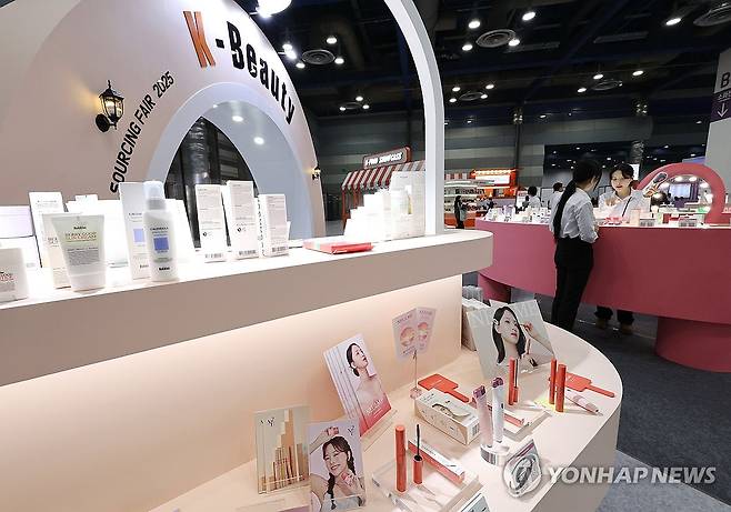 K뷰티 전시된 해외마케팅종합대전 (서울=연합뉴스) 이재희 기자 = 26일 서울 강남구 코엑스에서 열린 '제18회 해외마케팅종합대전'(2025 코리아 그랜드 소싱페어)에서 참관객이 전시를 둘러보고 있다. 2025.11.26 scape@yna.co.kr