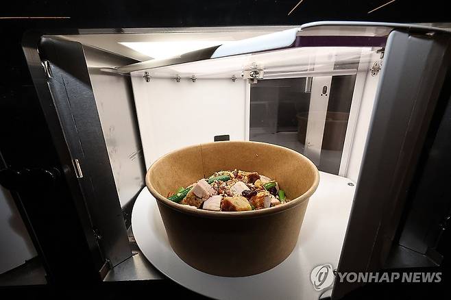 로봇이 만든 주한미군 급식 (대구=연합뉴스) 윤관식 기자 = 28일 대구 남구 주한미군 제19 지원사령부 캠프 워커에 설치된 자동화 식당인 '마켓 19'에서 로봇이 조리한 급식이 완성돼 있다.
    해당 식당은 미 육군 최초의 자동화 식당으로 이달부터 6개월간 시범 운영한다. 2025.11.28 psik@yna.co.kr