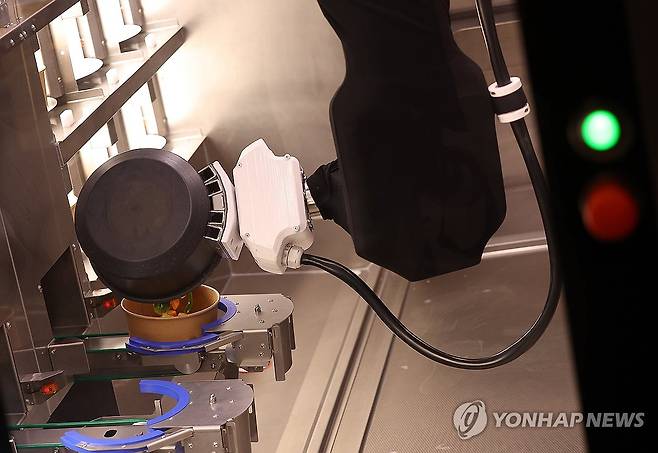 로봇이 만든 주한미군 급식 (대구=연합뉴스) 윤관식 기자 = 28일 대구 남구 주한미군 제19 지원사령부 캠프 워커에 설치된 자동화 식당인 '마켓 19'에서 로봇이 급식을 조리하고 있다.
    해당 식당은 미 육군 최초의 자동화 식당으로 이달부터 6개월간 시범 운영한다. 2025.11.28 psik@yna.co.kr