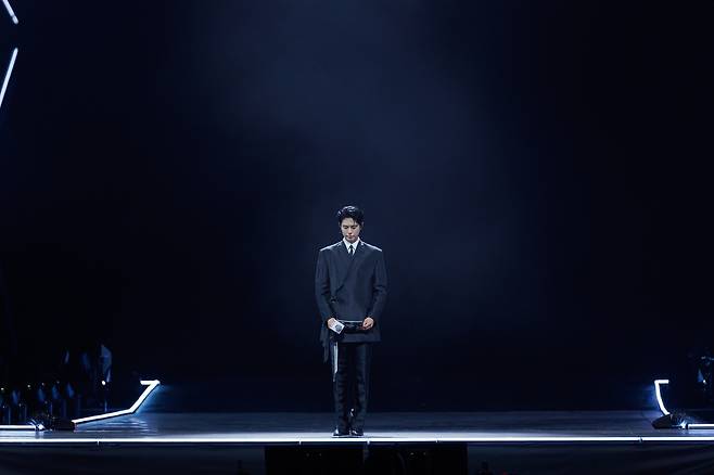 '2025 마마 어워즈'에서 홍콩 화재 희생자를 추모하며 묵념하는 박보검 [CJ ENM 제공. 재판매 및 DB 금지]