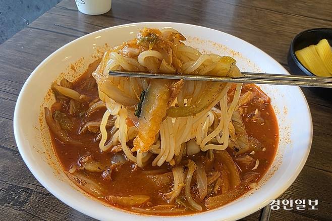 담백한 국물, 쫄깃한 면발, 달달한 채소의 완벽한 밸런스. /황성규기자 homerun@kyeongin.com