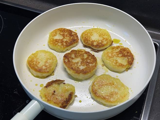 후라이팬에서 노릇하게 구워지고 있는 감자 요리