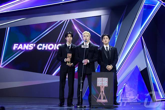 스트레이 키즈 한(왼쪽부터)과 방찬, 창빈이 28일(현지시간) 오후 홍콩 카이탁 스타디움에서 열린 대중음악 시상식 '2025 마마 어워즈'(2025 MAMA AWARDS)에서 팬스 초이스를 수상한 뒤 인사말을 하고 있다. (CJ ENM 제공. 재판매 및 DB금지) 2025.11.29/뉴스1 ⓒ News1 권현진 기자
