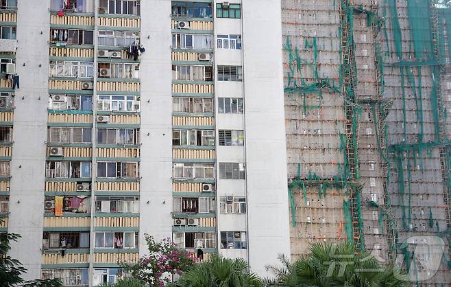 29일(현지시간) 홍콩 북부 타이포의 '왕 푹 코트'(Wang Fuk Court) 아파트 화재 건물 옆 아파트 창문이 열려 있다. 2025.11.29/뉴스1 ⓒ News1 권현진 기자