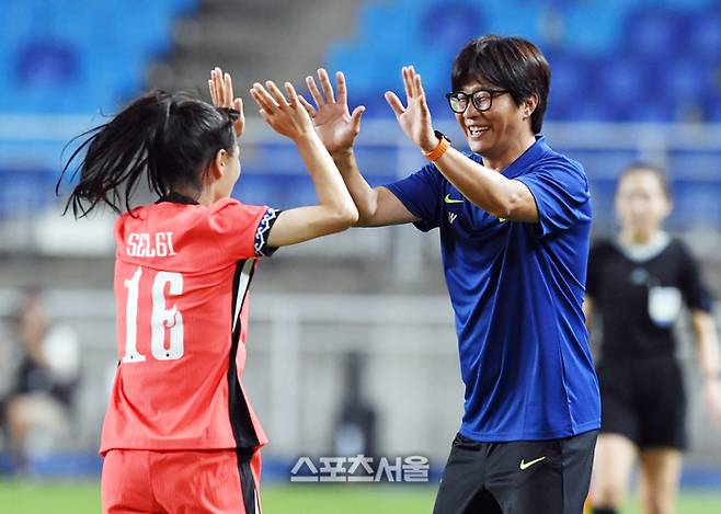 한국 여자축구대표팀의 장슬기(왼쪽)가 9일 수원월드컵경기장에서 열린 ‘EAFF(동아시아축구연맹) E-1 풋볼 챔피언십 2025’ 중국과의 경기에서 동점골을 넣은 뒤 신상우 감독과 하이파이브를 나누고 있다.  2025. 7. 9.  수원 | 박진업 기자 upandup@sportsseoul.com