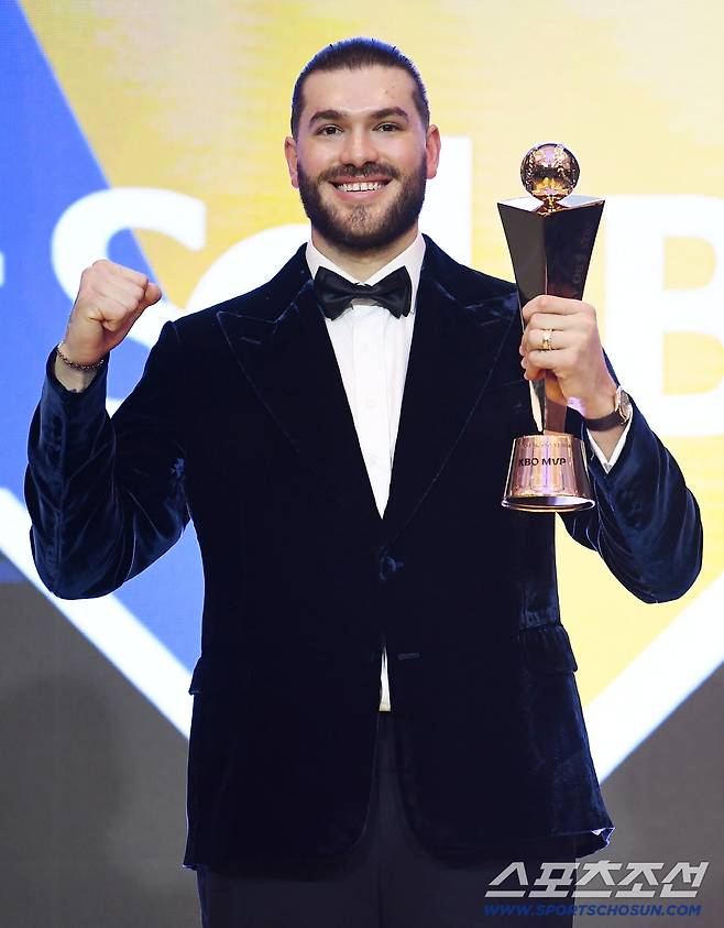 24일 오후 서울 송파구 롯데호텔에서 2025KBO시상식이 열렸다. MVP에 뽑힌 폰세가 기뻐하고 있다. 정재근 기자 cjg@sportschosun.com/2025.11.24/