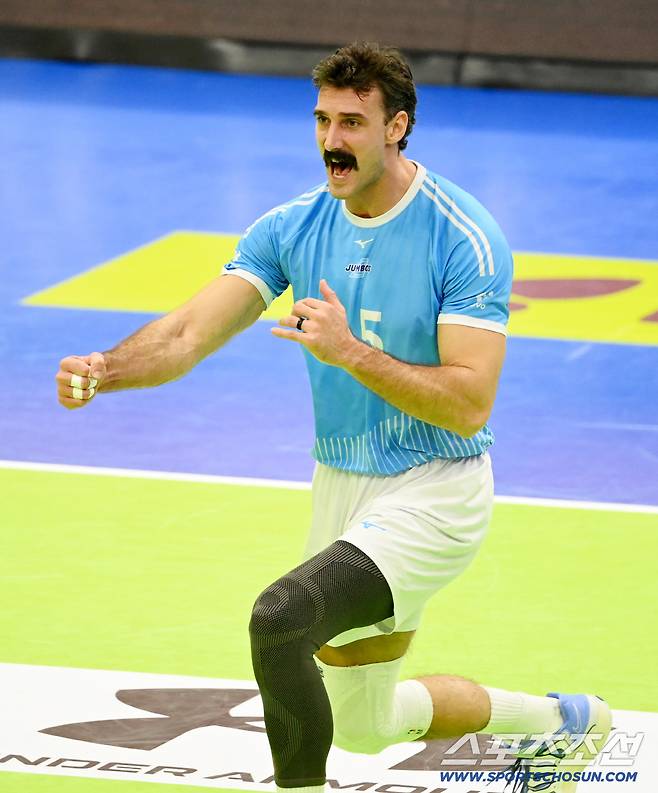 28일 수원체육관에서 열린 V리그 남자부 한국전력과 대한항공의 경기. 대한항공 러셀이 서브 득점을 올리며 환호하고 있다. 수원=허상욱 기자wook@sportschosun.com/2025.11.28/