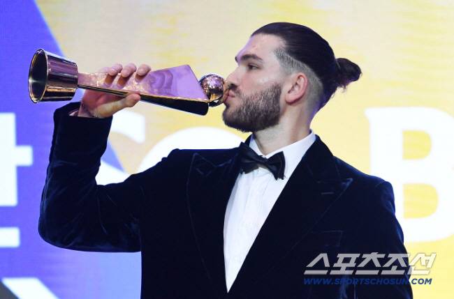 24일 오후 서울 송파구 롯데호텔에서 2025KBO시상식이 열렸다. MVP에 뽑힌 폰세가 트로피에 입 맞추고 있다. 정재근 기자 cjg@sportschosun.com/2025.11.24/