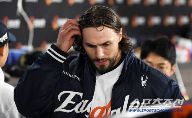 30일 대전 한화생명볼파크에서 열린 한국시리즈 4차전 한화 이글스와 LG 트윈스의 경기. 한화 와이스가 숨을 고르고 있다. 대전=박재만 기자 pjm@sportschosun.com/2025.10.30/