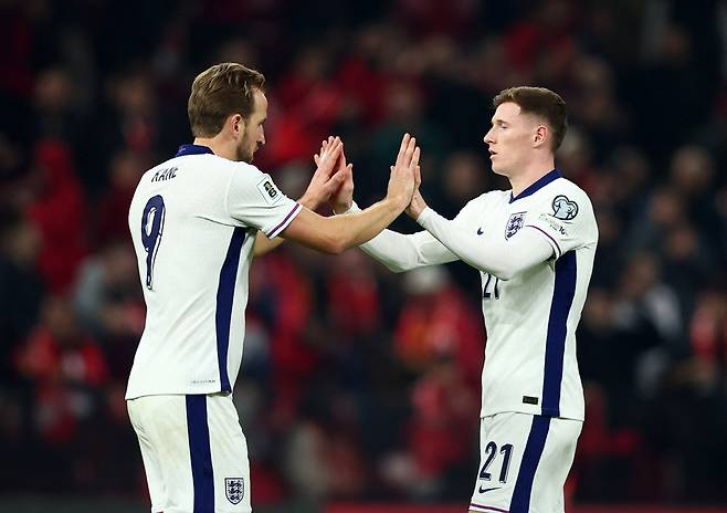 Soccer Football - World Cup - UEFA Qualifiers - Group K - Albania v England - Air Albania Stadium, Tirana, Albania - November 16, 2025 England's Harry Kane and Elliot Anderson celebrate after the match REUTERS/Florion Goga<저작권자(c) 연합뉴스, 무단 전재-재배포, AI 학습 및 활용 금지>