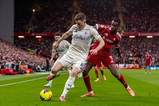 (251123) -- LONDON, Nov. 23, 2025 (Xinhua) -- Nottingham Forest's Elliot Anderson (L) is challenged by Liverpool's Alexander Isak during the English Premier League match between Liverpool FC and Nottingham Forest FC in Liverpool, Britain, on Nov. 22, 2025. (Xinhua)

FOR EDITORIAL USE ONLY. NOT FOR SALE FOR MARKETING OR ADVERTISING CAMPAIGNS. NO USE WITH UNAUTHORIZED AUDIO, VIDEO, DATA, FIXTURE LISTS, CLUB/LEAGUE LOGOS OR "LIVE" SERVICES. ONLINE IN-MATCH USE LIMITED TO 45 IMAGES, NO VIDEO EMULATION. NO USE IN BETTING, GAMES OR SINGLE CLUB/LEAGUE/PLAYER PUBLICATIONS.

<저작권자(c) 연합뉴스, 무단 전재-재배포, AI 학습 및 활용 금지>