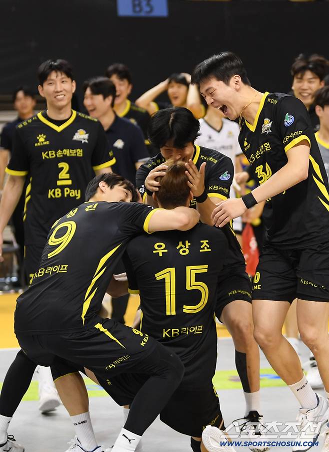 29일 의정부 경민대학교 체육관에서 열린 V리그 남자부 KB손해보험과 현대캐피탈의 경기. 승리한 KB손해보험 선수들이 환호하고 있다. 의정부=박재만 기자 pjm@sportschosun.com/2025.11.29/