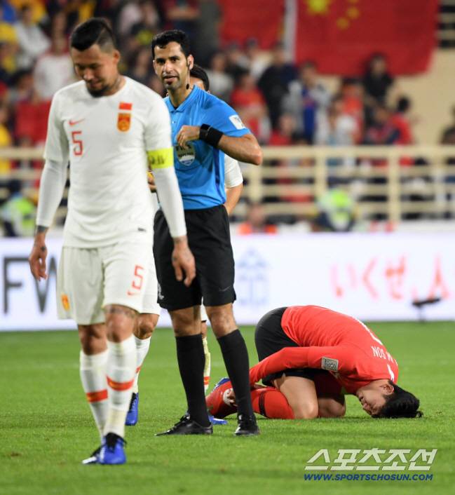 한국과 중국의 2019 AFC 아시안컵 C조 조별리그 3차전이 16일(현지시간) 아랍에미리트 아부다비 알 나얀 스타디움에서 열렸다. 손흥민에게 파울을 범한 장린펑이 경고를 받고 있다. 아부다비(아랍에미리트)=허상욱 기자 wook@sportschosun.com/2019.01.16/