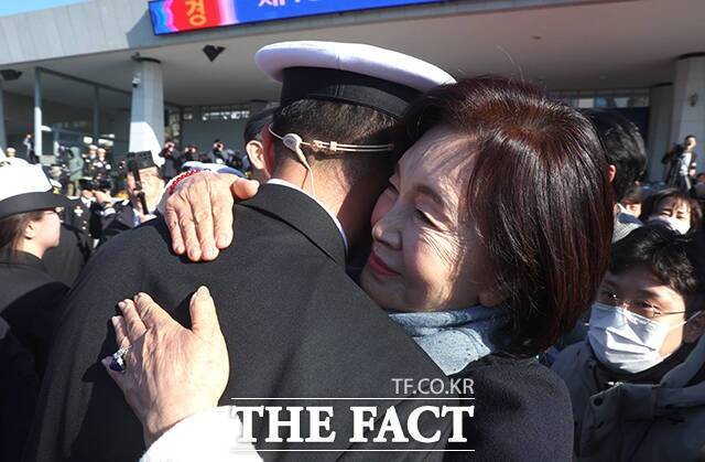 홍라희 삼성미술관 리움 명예관장이 손자 이지호 씨를 안아주고 있다. /창원=임영무 기자