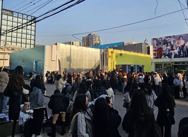 서울 성동구 연무장길의 한 팝업스토어 앞에 인파가 몰린 가운데 인근에서 팝업스토어 공사가 진행되고 있다. 박승욱 기자