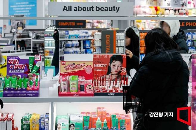 서울의 한 다이소 매장에서 고객이 화장품을 둘러보고 있다. 강진형 기자