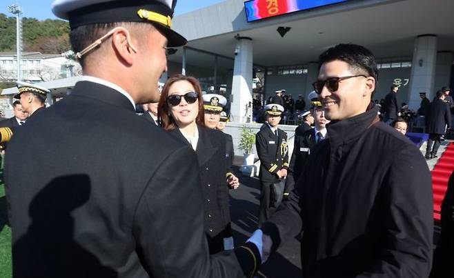 대상 임세령 부회장 등이 28일 오후 경남 창원시 진해구 해군사관학교 연병장에서 열린 제139기 해군·해병대 사관후보생 수료 및 임관식에서 아들인 이지호 신임 소위를 격려하고 있다. 연합뉴스