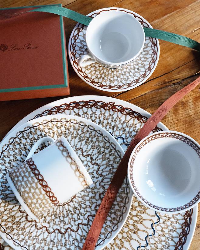 리모주 도자기 전통을 재해석한 ‘푼티 아 마그리아(Punti a Maglia)’ 테이블웨어. 로로피아나.