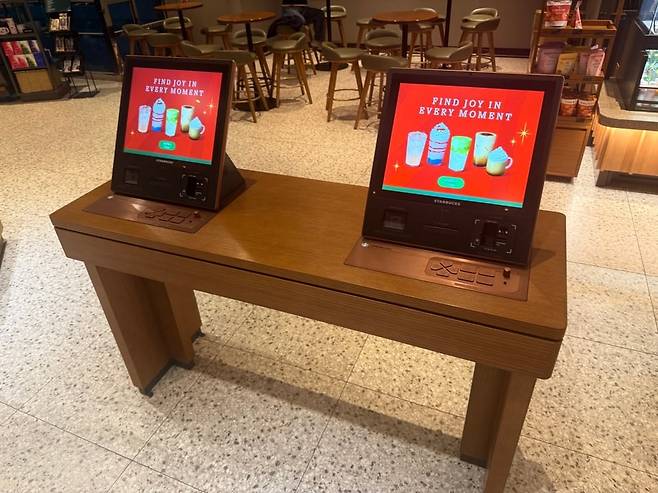 28일 서울 중구 명동의 한 스타벅스 지점에 설치된 키오스크의 모습. /이호준 기자