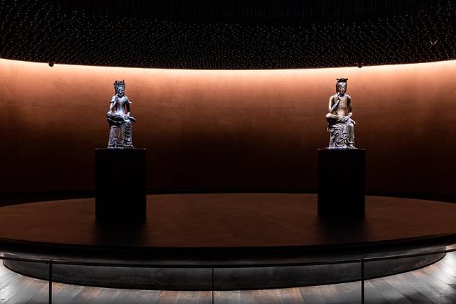 사유의 방에서 두 반가사유상을 받치고 있는 타원형 원반 모양 받침대. 두 중심을 향해 5cm가량 옴폭하다. 국립중앙박물관 제공