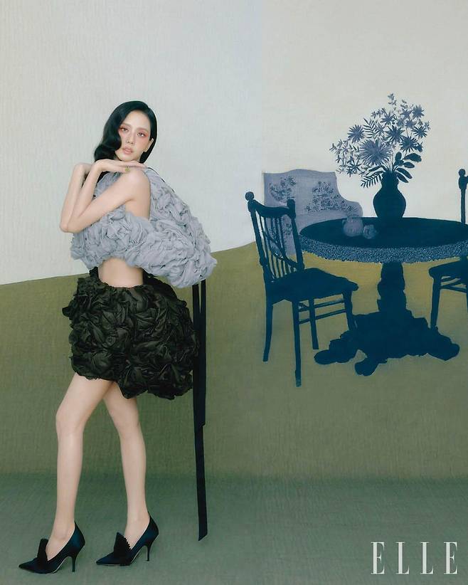 지수가 입은 풍성한 볼륨의 블라우스와 스커트, 펌프스는 모두 Dior.