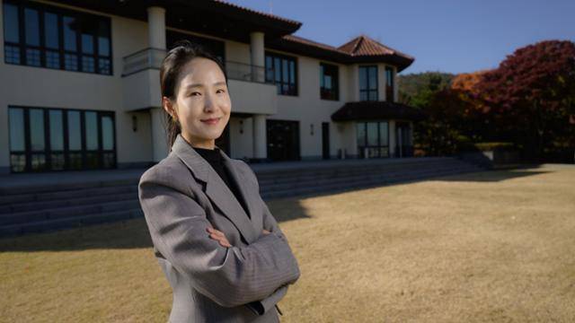 18일 서울 광진구 그랜드 워커힐 호텔 애스톤하우스에서 이선영 웨딩 부문 지배인이 포즈를 취하고 있다. 하상윤 기자