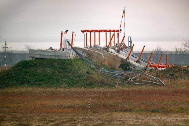 179명의 생명을 앗아간 참사 현장. 25일 활주로 끝 둔덕 위에 설치된 로컬라이저(방위각 시설)가 처참하게 구겨진 채 남아 있다. 무안=하상윤 기자