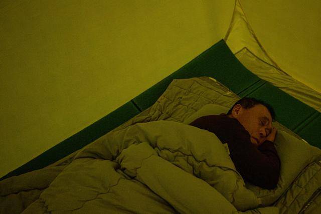 여흥구(73)씨가 25일 밤 무안국제공항 유가족 쉘터(텐트촌)에서 홀로 잠에 들었다. 참사로 딸과 사위, 두 손주를 한꺼번에 읽은 그는 "아이들에게 해줄 수 있는 게 없어서 슬프다"라는 말을 반복했다.