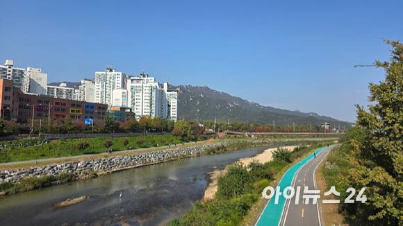 중랑천에서 바라본 서울 도봉구 전경.2025.10.29 [사진=이수현 기자]