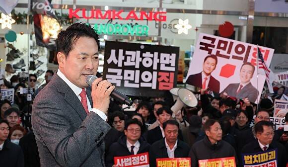 국민의힘 장동혁 대표가 28일 대구 중구 동성로에서 열린 민생회복 법치수호 국민대회에서 발언하고 있다.  [사진=연합뉴스]