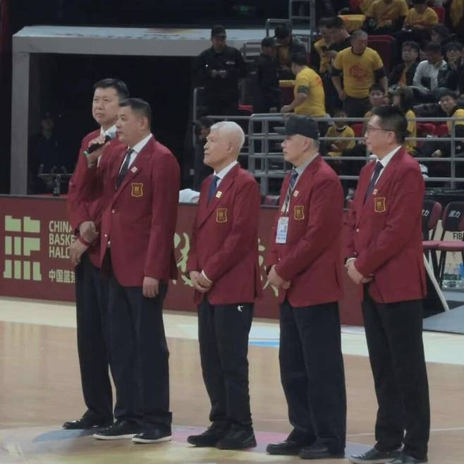 ▲중국의 승리를 응원한 중국농구 레전드들(왼쪽부터 왕즈즈, 공샤오빈, 장시치앙, 공루빈, 후웨이동). 이현중의 활약에 놀랐다는 후문이다. /사진=빌 자오 기자