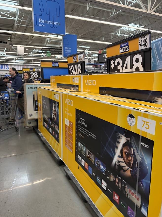 미국 블랙 프라이데이였던 28일(현지시간) 미국 뉴저지 테터보로에 있는 월마트에 중저가 TV 브랜드 비지오가 전시돼 있다.  /뉴욕=박신영 특파원