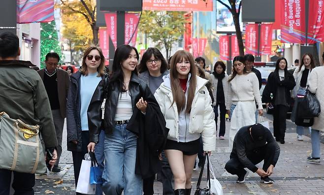 지난 13일 서울 명동 거리가 외국인 관광객들로 붐비고 있다. 사진=뉴스1