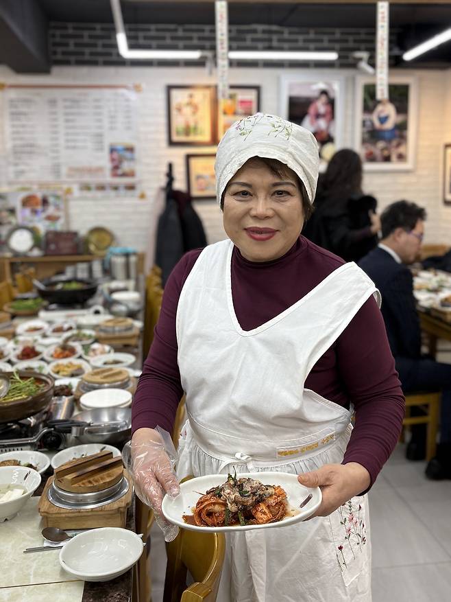 비늘김치로 2005년 광주김치축제에서 대통령상을 받은 전북식당 김호옥 대표가 요즘 내놓는 김치는 굴을 넣은 겉절이김치다.