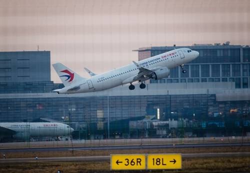 중국 상하이 훙차오공항에서 이륙하는 항공기. EPA연합뉴스 자료사진