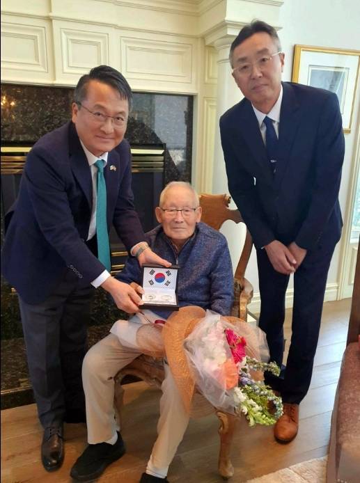 이재명 대통령이 29일 페이스북에 104세 생일을 맞은 이하전 애국지사에게 축전과 선물을 보냈다고 썼다. 이재명 대통령 페이스북 갈무리