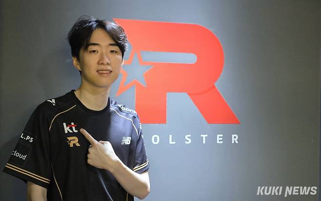 ‘고스트’ 장용준이 28일 여의도 KT 롤스터 사옥에서 진행된 쿠키뉴스와의 인터뷰에서 사진 촬영을 하고 있다. 김영건 기자