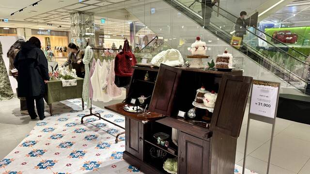 29일 성남시 분당구 백현동 현대백화점 판교점에 열린 뜨개질 팝업 매장에서 방문객들이 다양한 뜨개 제품을 살펴보고 있다. 김소현기자