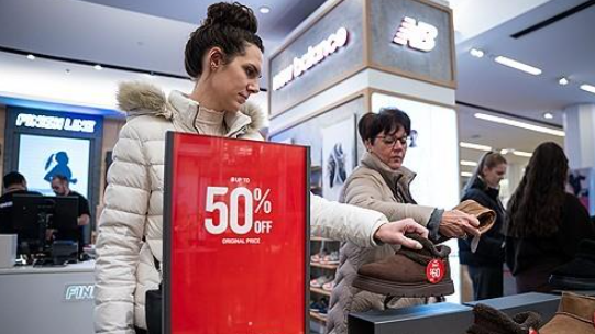 블랙 프라이데이 뉴욕 메이시스 백화점의 쇼핑객 / 사진=AP 연합뉴스