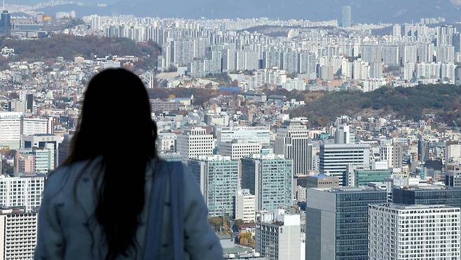 서울 중구 남산에서 한 청년이 아파트 단지들을 바라보고 있는 모습 [뉴스1]
