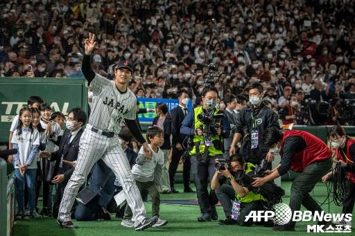 지난 2023년 도쿄돔에서 열린 WBC 경기를 앞두고 팬들에게 인사하는 오타니. 사진=ⓒAFPBBNews = News1