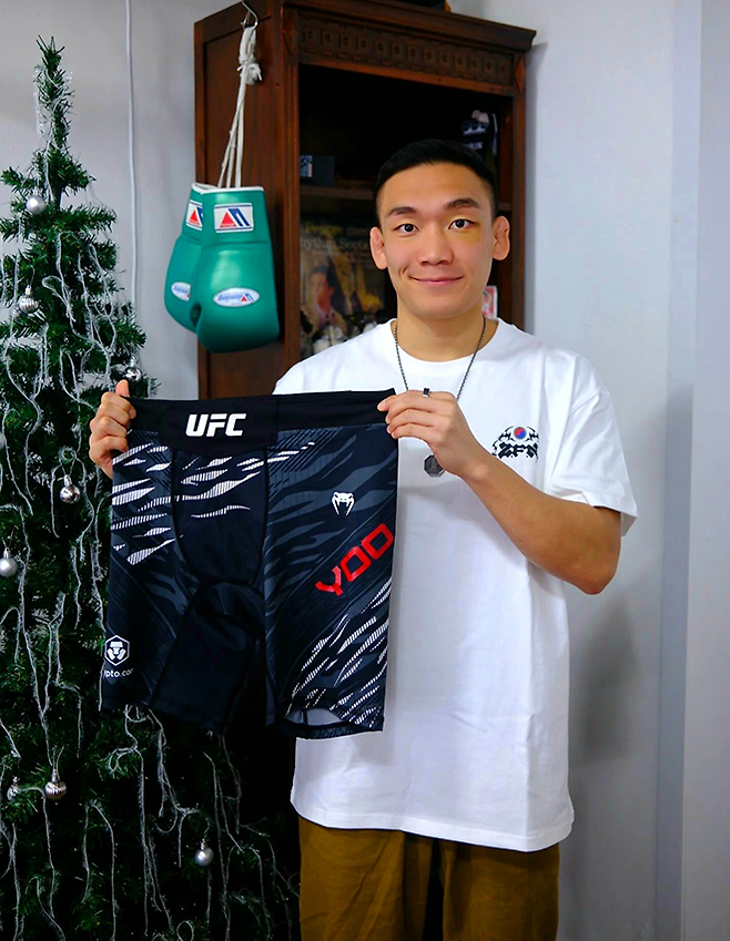 코리안좀비MMA 변재웅이 유주상 대한민국 UFC 23호 파이터 데뷔전 승리 유니폼을 물려받은 후 기념 촬영을 하고 있다. 사진@jaewoong_byeon