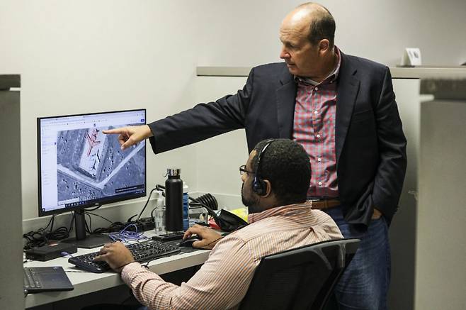 피터 칸트 인에이블드 인텔리전스 CEO(오른쪽)는 "자폐증 환자를 사이버 인텔리전스 업무에 채용하는 이스라엘 프로그램을 읽고 크게 영감을 받아 회사를 설립했다"며 "자폐 스펙트럼 인재들은 집중력과 패턴인식, 퍼즐해결 능력이 탁월해 AI 알고리즘을 훈련하는 반복적이고 세밀한 작업에 적합하다"고 말했다. /사진=블룸버그