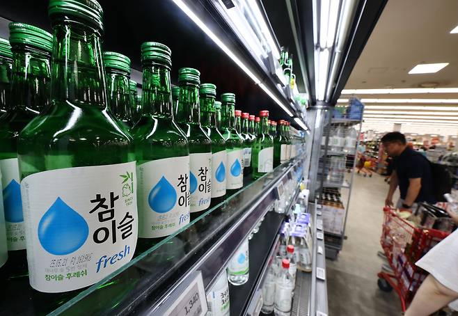 지난 6월 서울 시내의 한 마트에 하이트진로의 소주가 진열돼 있다. [연합]