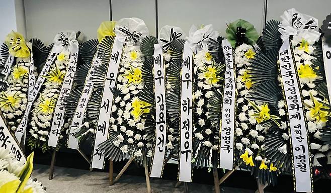 서울아산병원에 마련된 고 이순재 빈소에 놓인 화환들 [고승희 기자]