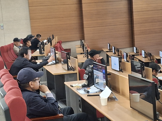 이날 경매에 참여한 중고차 업계 및 수출업계 관계자들 [안산=김성우 기자]