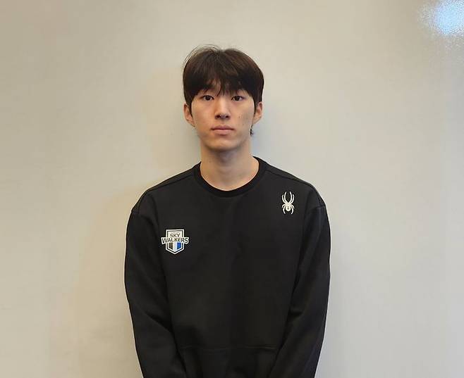 [천안=뉴시스] 박윤서 기자 = 남자 프로배구 현대캐피탈 김진영이 25일 천안 캐슬 오브 스카이워커스에서 뉴시스와 인터뷰를 진행한 뒤 사진 촬영에 임하고 있다. 2025.11.25. donotforget@newsis.com *재판매 및 DB 금지