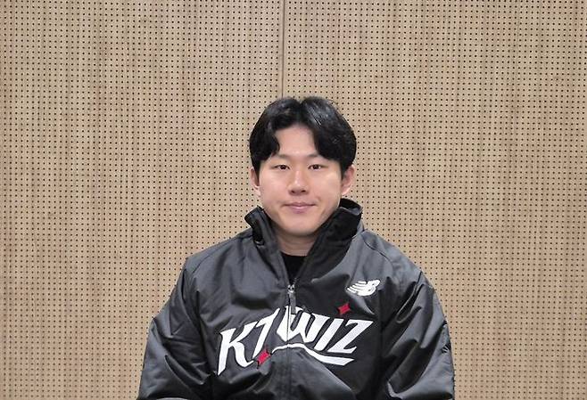 [수원=뉴시스] 문채현 기자 = 프로야구 KT 위즈 최원준이 29일 수원컨벤션센터에서 열리는 2025 KT 위즈 팬페스티벌에 참석해 취재진과 인터뷰를 하고 있다. 2025.11.29. dal@newsis.com *재판매 및 DB 금지