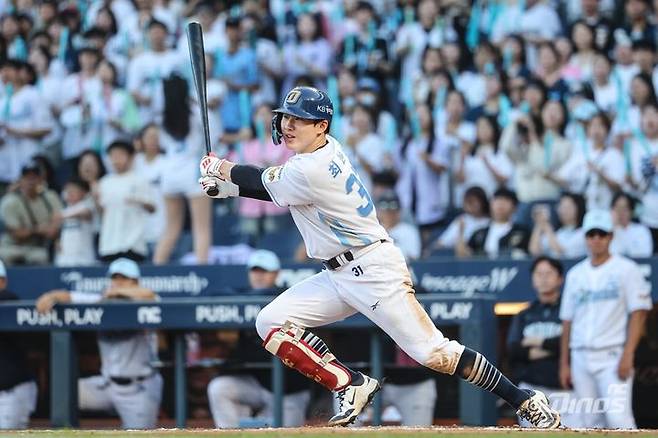 [서울=뉴시스] 프로야구 NC 다이노스 최원준이 17일 창원NC파크에서 열린 2025 신한 쏠뱅크 KBO리그 한화 이글스와의 경기에서 안타를 치고 있다. (사진=NC 다이노스 제공) 2025.08.17. *재판매 및 DB 금지